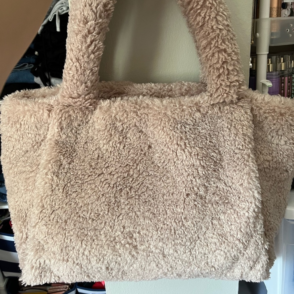 NWOT Medium size Sherpa over the shoulder bag